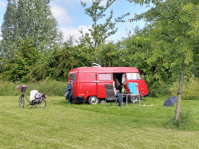 natuurkampeerterreinen rode busje2-tin2
