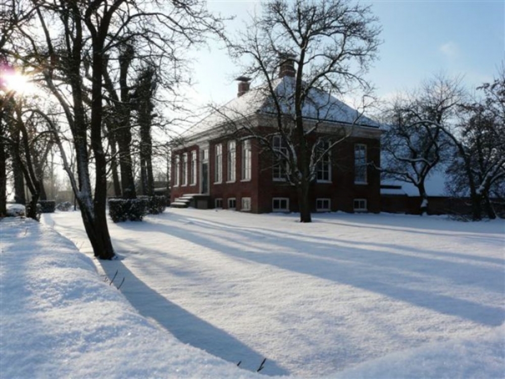 natuurkampeerterreinen 20100204 huis in sneeuw3