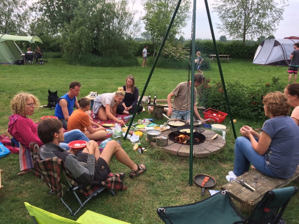 natuurkampeerterreinen Gezellige groep bij kampvuur eten 2