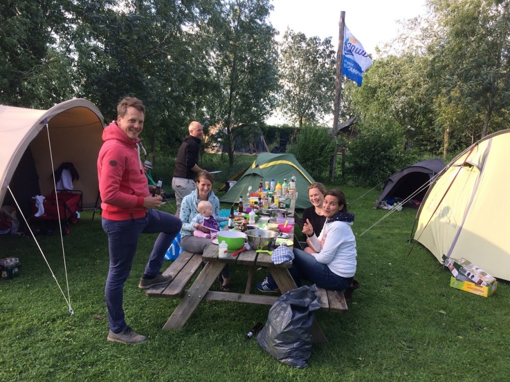 natuurkampeerterreinen Groep eten voor de tenten
