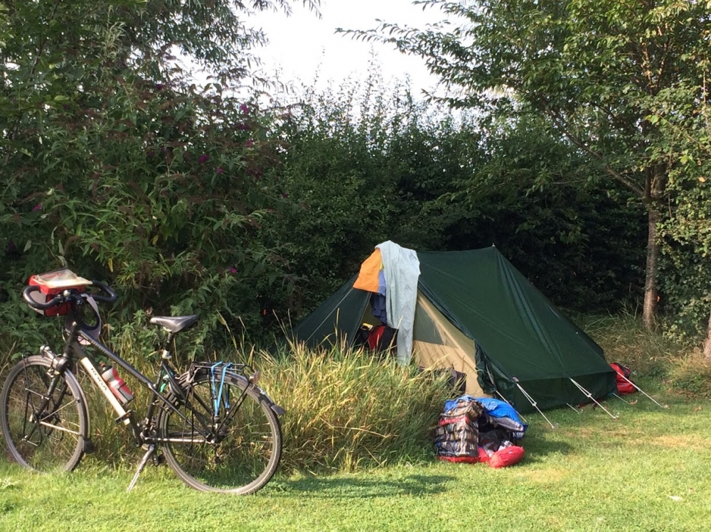 natuurkampeerterreinen Tent met fiets rommeltje