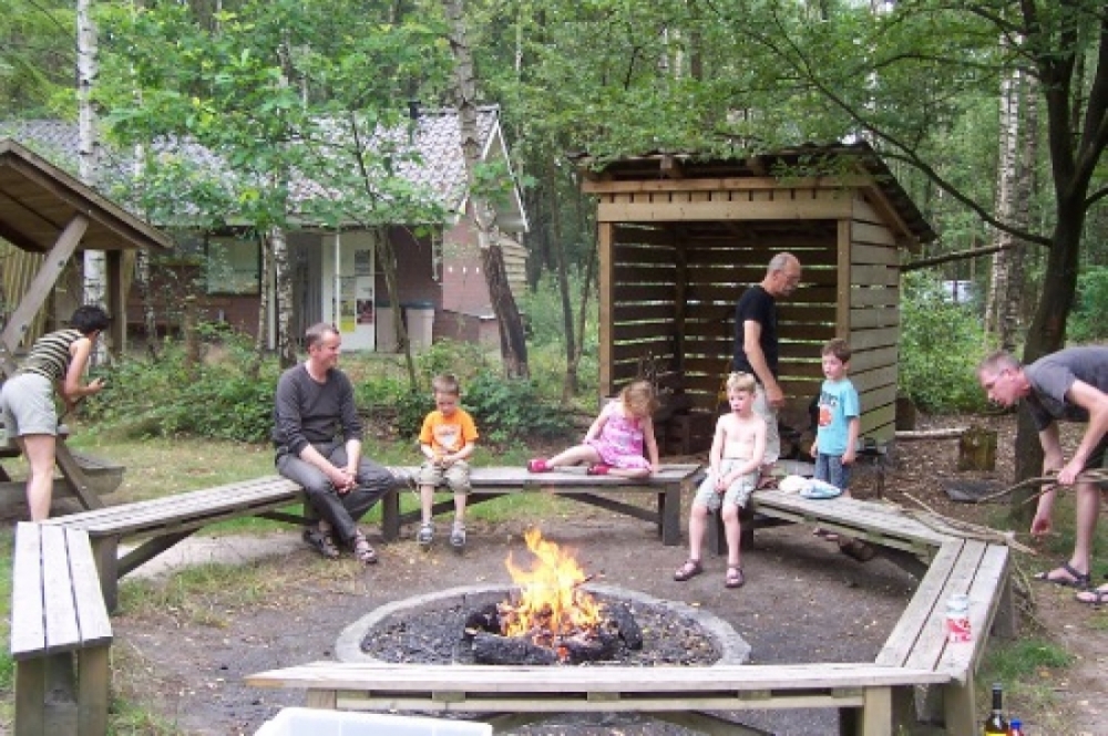 natuurkampeerterreinen kampvuur overdag