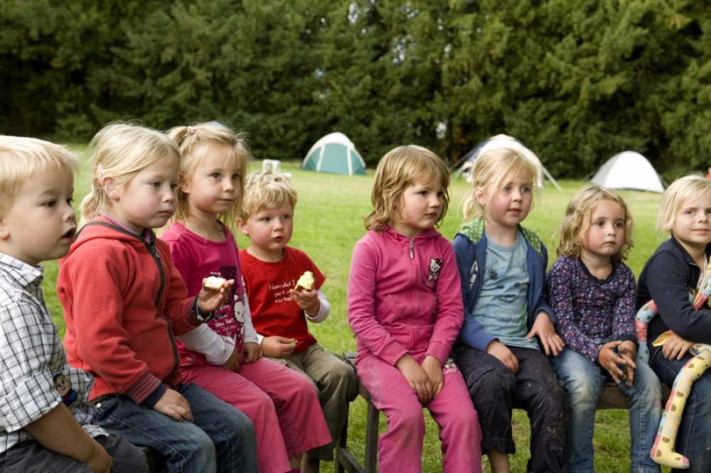 natuurkampeerterreinen kinderen luisteren naar voorlezen