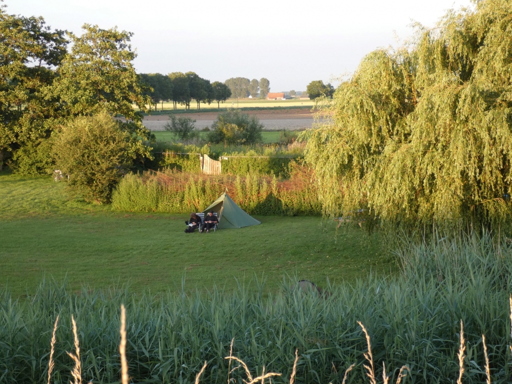 natuurkampeerterreinen kreek avond valt