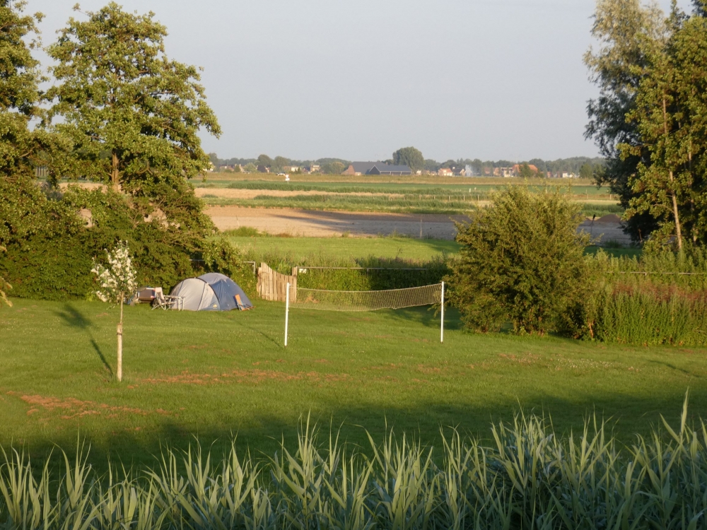 natuurkampeerterreinen kreek uitzicht van de dijk