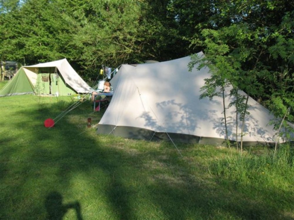 natuurkampeerterreinen schaduw en zon