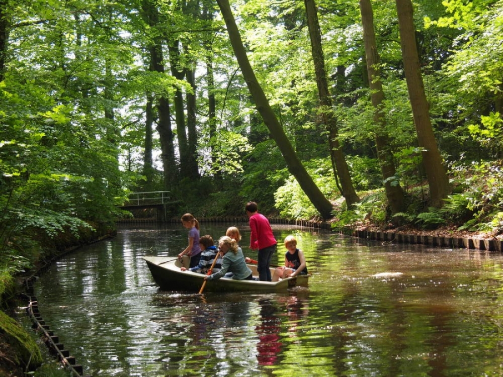 natuurkampeerterreinen varen in de beek